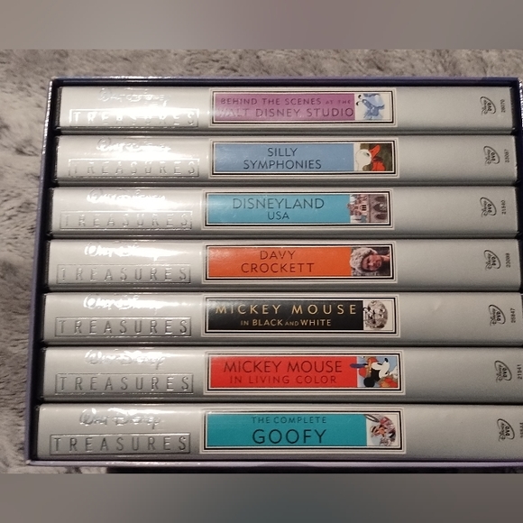 Disney treasure collection is a rare set of dvds - Picture 2 of 3